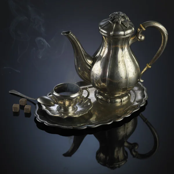 Silberdose Kaffee oder Tee mit Löffel, Tasse und Zucker — Stockfoto