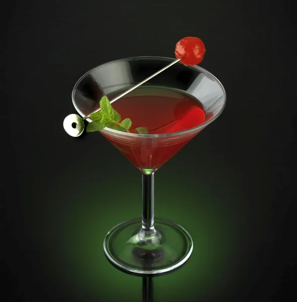 Röd cocktail, grön bakgrund — Stockfoto