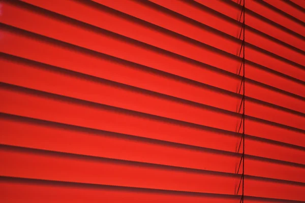 Roter Kunststoff-Jalousie — Stockfoto