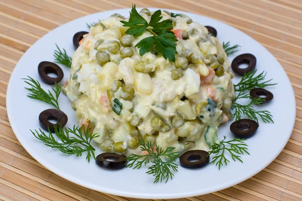 Традиционный салат-оливье — стоковое фото