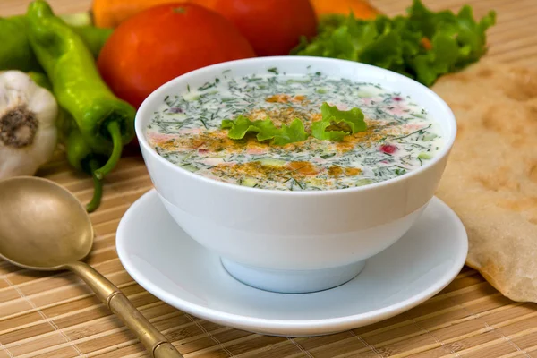 Russische kalte Suppe - okroshka — Stockfoto