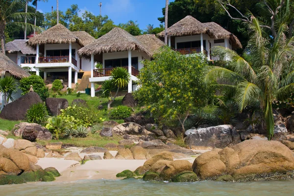 Tropisch strandhuis op het eiland koh samui, thailand — Stockfoto