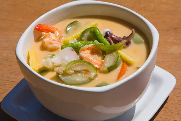 Ταϊλάνδης σούπα φτιαγμένη από εντόσθια γάλα καρύδας και θαλασσινά — Φωτογραφία Αρχείου