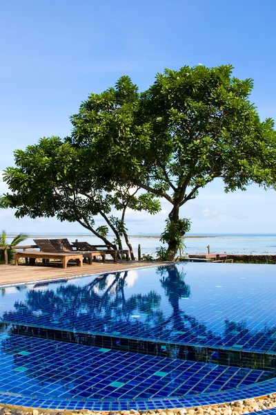 Piscina in resort di lusso vicino al mare — Foto Stock