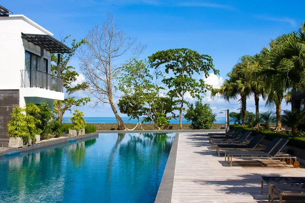 Swimming pool in luxury resort near the sea — Stock Photo, Image