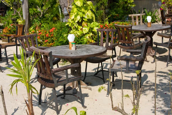 Mesa e cadeiras em um jardim tropical — Fotografia de Stock
