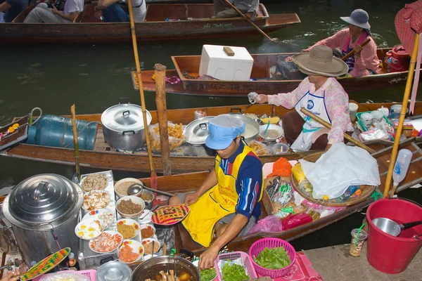 Плавучий рынок Дамнон-Садуак — стоковое фото