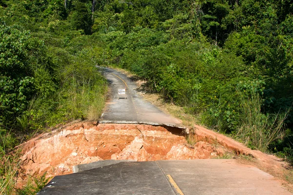 Romper el camino de asfalto —  Fotos de Stock