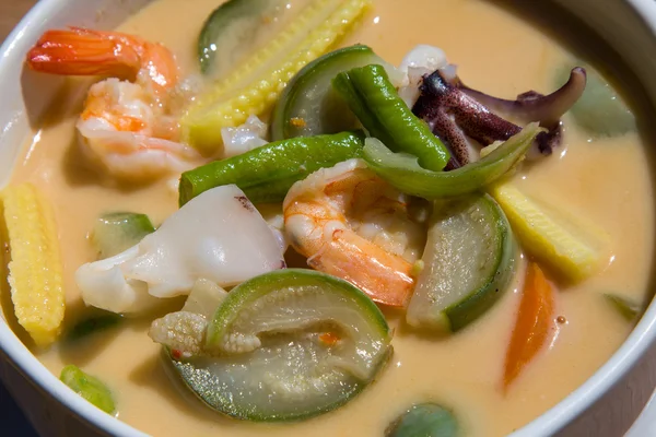 Sopa tailandesa feita de leite de coco e frutos do mar — Fotografia de Stock