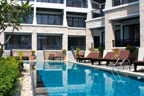 Η πισίνα στο ξενοδοχείο, Ταϊλάνδη — Φωτογραφία Αρχείου