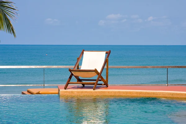 Swimming pool by the sea in Thailand — Stock Photo, Image