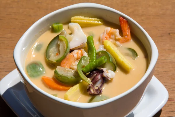 Ταϊλάνδης σούπα φτιαγμένη από εντόσθια γάλα καρύδας και θαλασσινά — Φωτογραφία Αρχείου