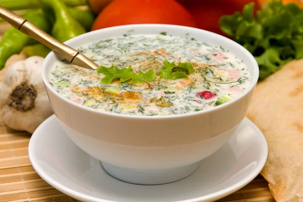 Russische kalte Suppe - okroshka — Stockfoto