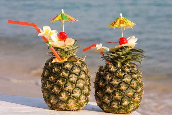 Two tropical cocktails on the beach — Stock Photo, Image