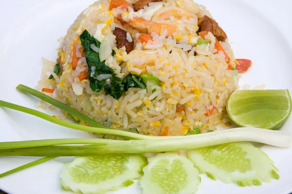 Stekt ris med skaldjur — Stockfoto