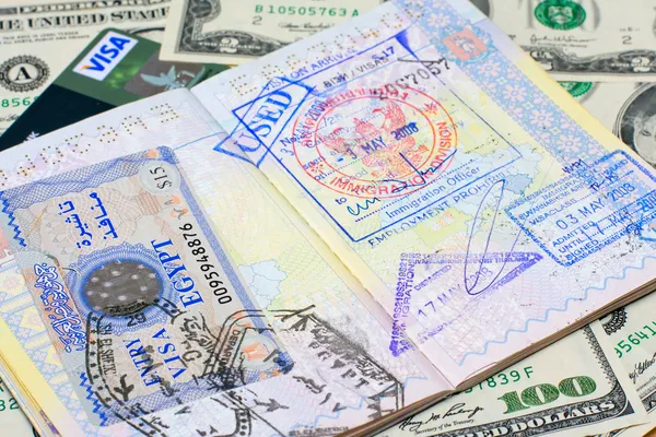 Паспорт і гроші — стокове фото