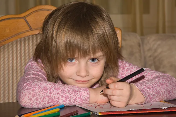Dessin de petite fille avec crayons — Photo