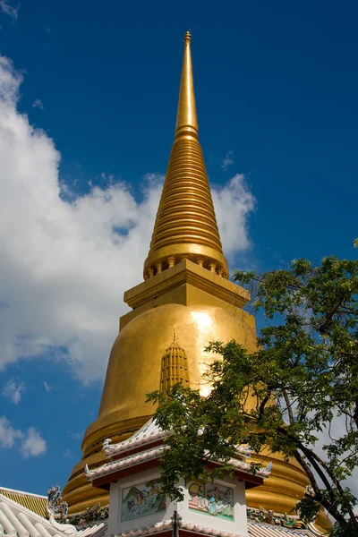 Golden pagoda in Bangkok — Stock Photo, Image