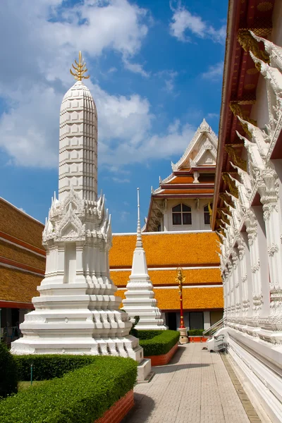 Белая пагода в тайском храме — стоковое фото