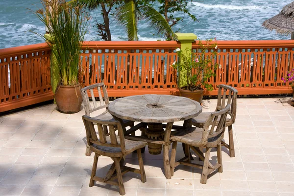 Stół i krzesła z pięknym widokiem na morze . — Zdjęcie stockowe