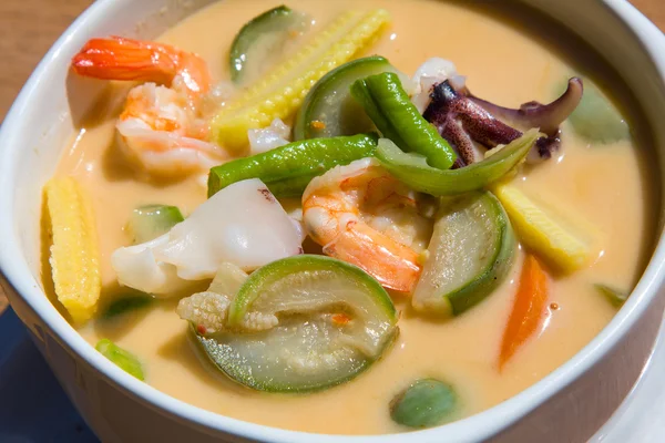 Тайский суп из кокосового молока и морепродуктов — стоковое фото