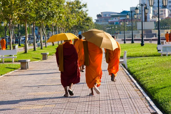 Kambodjanska munkar går på gatan — Stockfoto