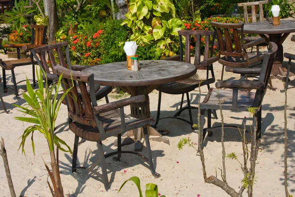 Asztal és szék, egy trópusi kertben — Stock Fotó