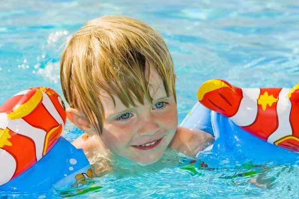 A kislány úszni a medence tésztával tanulás — Stock Fotó