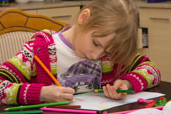 Kalemlerle çizen küçük kız. — Stok fotoğraf