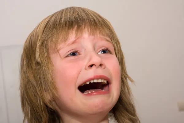 Criança está chorando — Fotografia de Stock