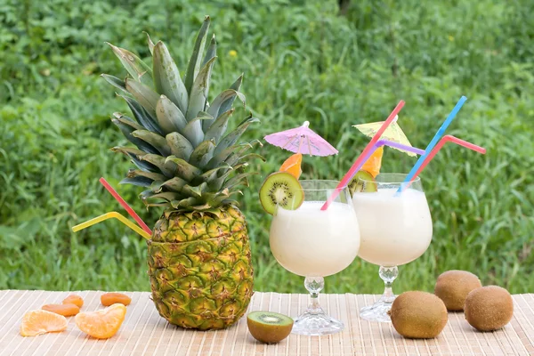 Тропические коктейли — стоковое фото