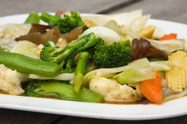 Brokkoli-Salat mit Karotten und Champignons — Stockfoto