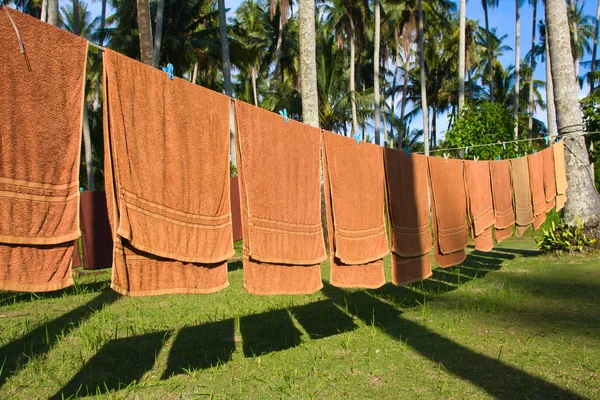 Свежие чистые полотенца отеля высыхают на улице — стоковое фото