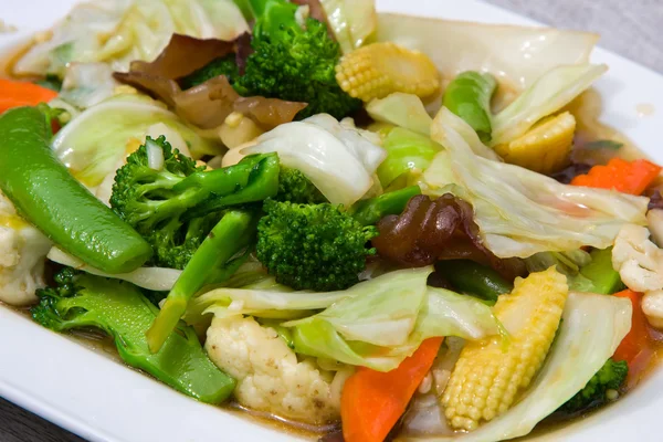 Salade van broccoli met wortel en paddestoelen — Stockfoto