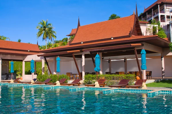 Piscina em spa resort. Tailândia  . — Fotografia de Stock