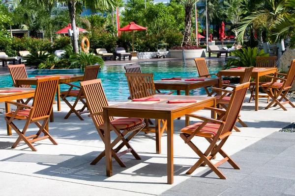 Tisch und Stühle vor dem Pool — Stockfoto