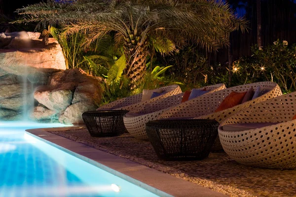 En vacker swimmingpool i natt på en lokal resort — Stockfoto