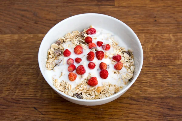 Muesli with yoghurt and wild strawberry — Stock Photo, Image