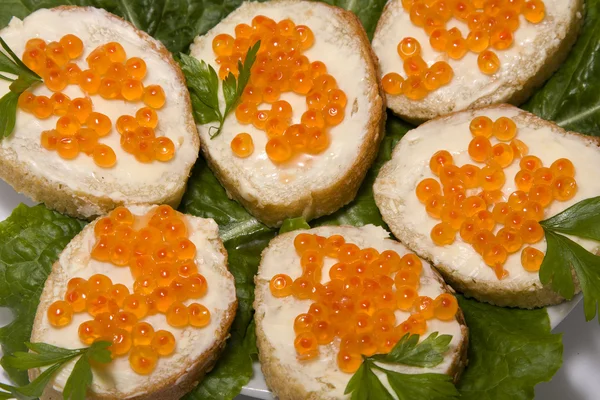 Rote Kaviar-Sandwiches — Stockfoto