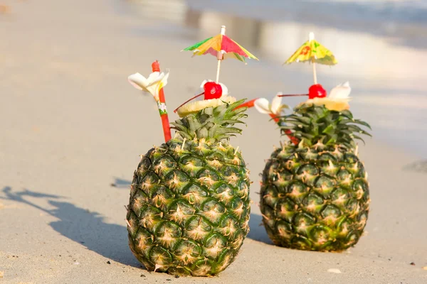 在海滩上的两个热带鸡尾酒 — 图库照片