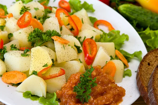 Gekochte Kartoffeln mit Gemüse — Stockfoto