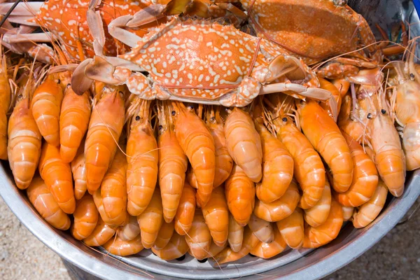 Gekookte krabben en garnalen — Stockfoto