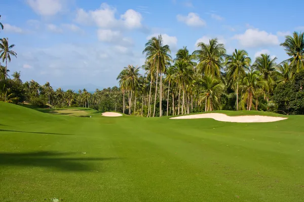 与天空的美丽的绿色高尔夫球场的风景。泰国苏梅岛岛. — 图库照片