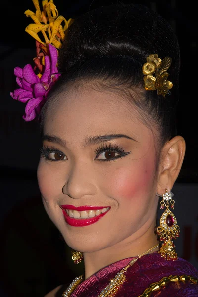 CHIANG MAI, THAILAND - NOVEMBER 10: Thai lady takes part in the opening parade of the Loy Krathong Festival in Chiang Mai, Thailand on November 10, 2011 — Stock Photo, Image