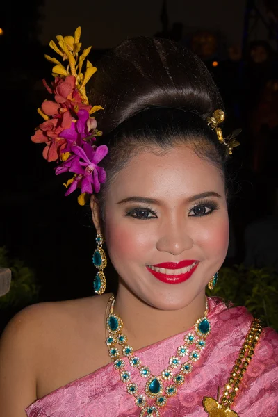 CHIANG MAI, THAILAND - NOVEMBER 10: Thai lady takes part in the opening parade of the Loy Krathong Festival in Chiang Mai, Thailand on November 10, 2011 — Stock Photo, Image