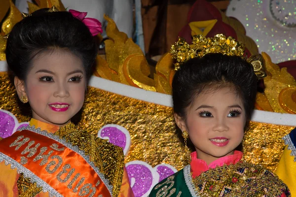 CHIANG MAI, THAILAND - NOVEMBER 10: Thai little girls takes part in the opening parade of the Loy Krathong Festival in Chiang Mai, Thailand on November 10, 2011 — Stock Photo, Image