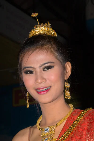 Chiang mai, thailand - 10. November: thailändische Lady nimmt an der Eröffnungsparade des loy krathong Festivals in chiang mai, thailand am 10. November 2011 teil — Stockfoto