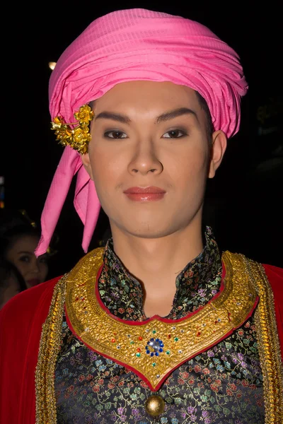 CHIANG MAI, THAILAND - NOVEMBER 10: Thai takes part in the opening parade of the Loy Krathong Festival in Chiang Mai, Thailand on November 10, 2011 — Stock Photo, Image