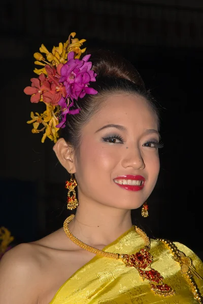 CHIANG MAI, TAILANDIA - 10 DE NOVIEMBRE: Dama tailandesa participa en el desfile inaugural del Festival Loy Krathong en Chiang Mai, Tailandia, el 10 de noviembre de 2011 — Foto de Stock