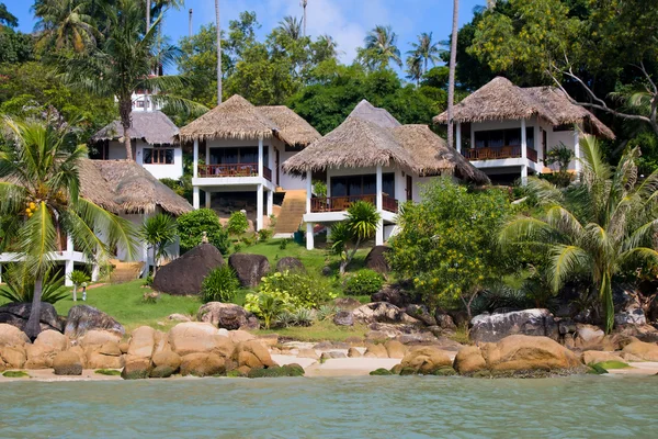 Dom na tropikalnej plaży — Zdjęcie stockowe